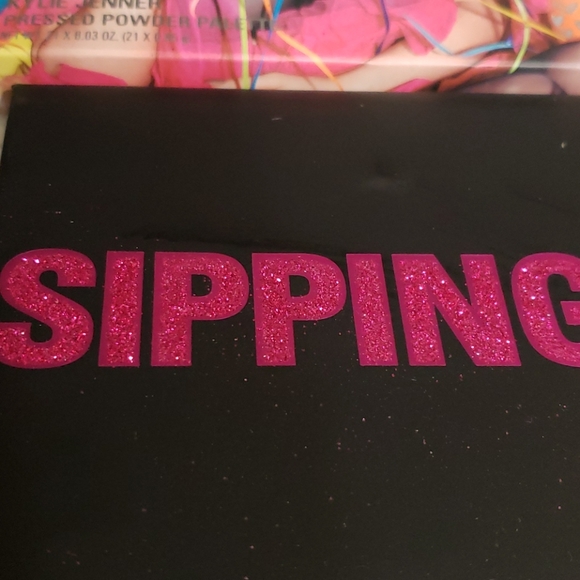 BUNDLE KYLIE JENNER SIPPING PRETTY PALETTE AND NOVA LIPSTICK - Picture 8 of 12